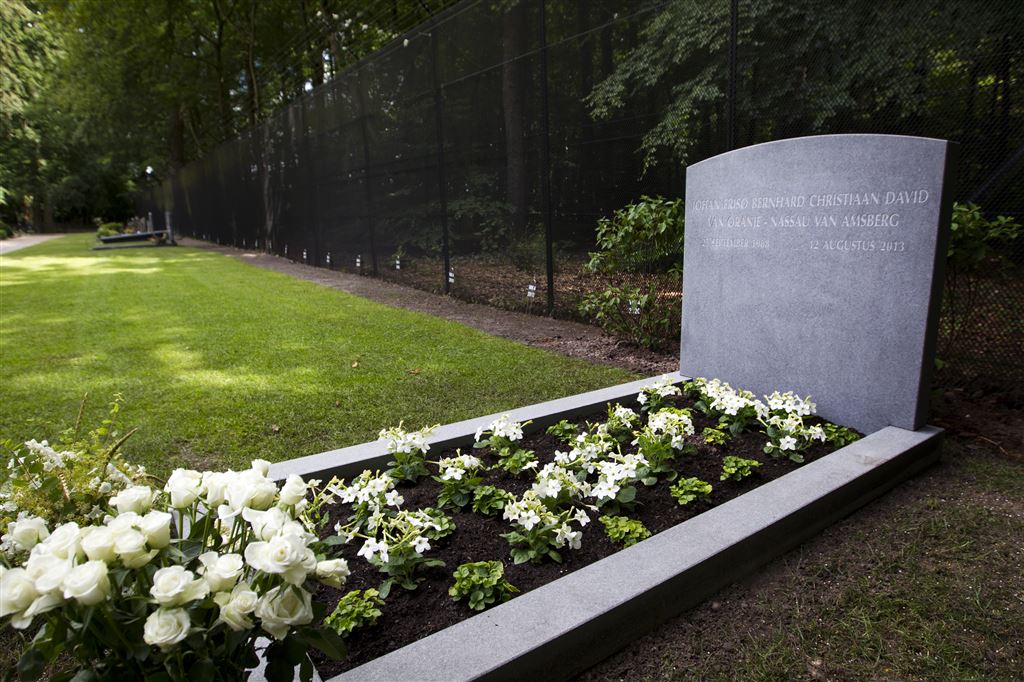 Gesmijt met flesjes op begraafplaats Friso - Vorsten