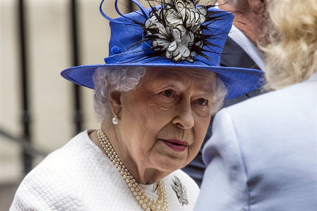 Koningin Elizabeth doopt met whisky - Vorsten