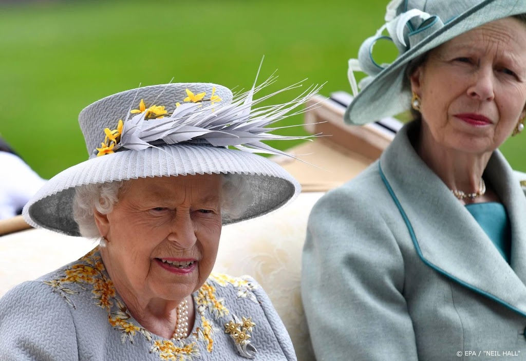Koningin Elizabeth voor het eerst aan het videobellen Vorsten Koningin Elizabeth voor het eerst aan het videobellen Vorsten