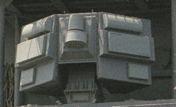 SLQ-32_antenna_USS_Nicholson_(DD-982)