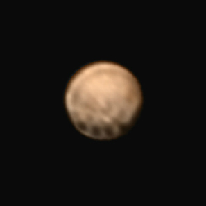 Donkere cirkels op Pluto, door New Horizons