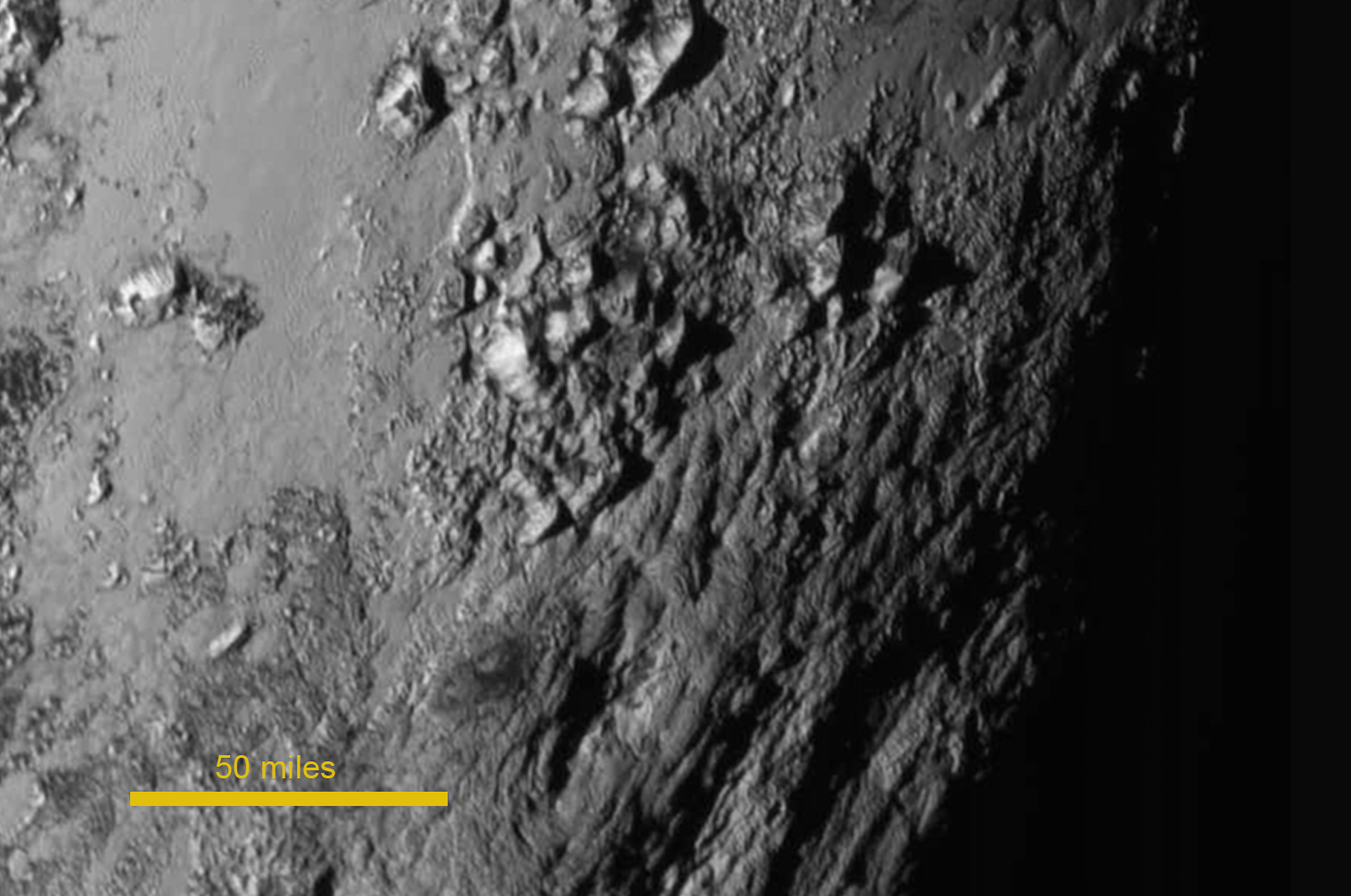 Bergen op oppervlak Pluto door New Horizons