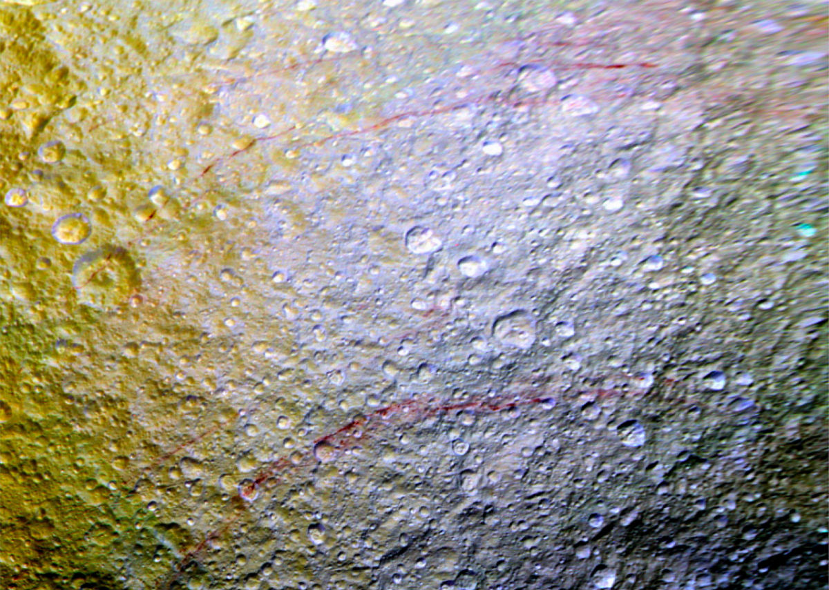 Rode krassen op Saturnusmaan Tethys