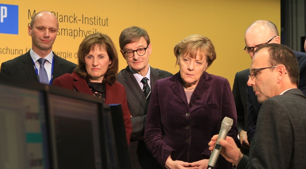 Angela Merkel zet Wendelstein 7-X aan