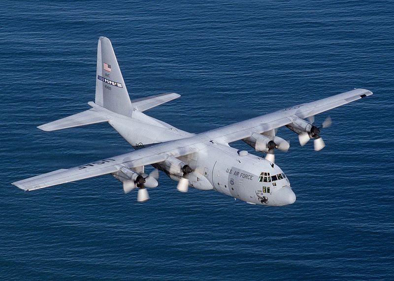 De Lockheed C-130 moet de drones binnenhalen.