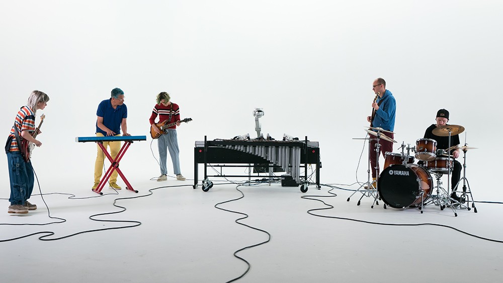 Shimon en muzikanten tijdens opnames van de videoclip voor single Into Your Mind  © Gil Weinberg  