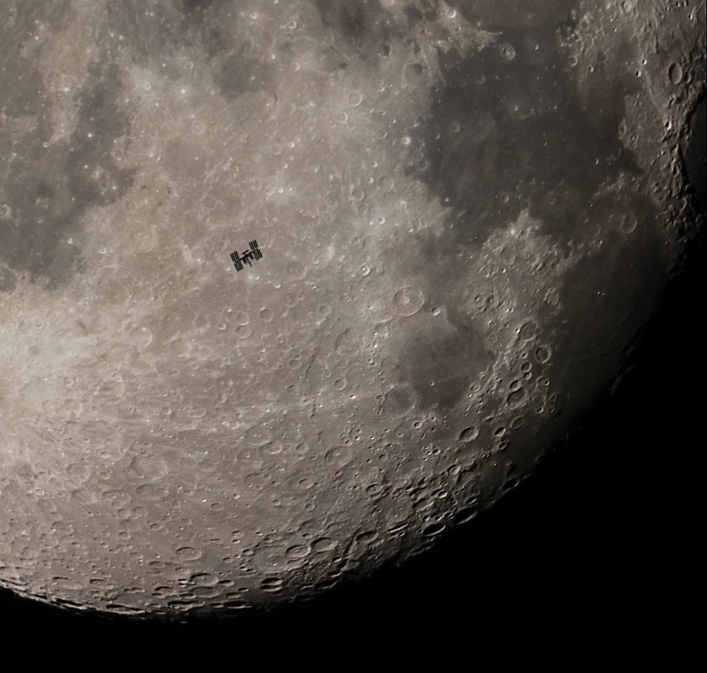 ISS voorbij de maan